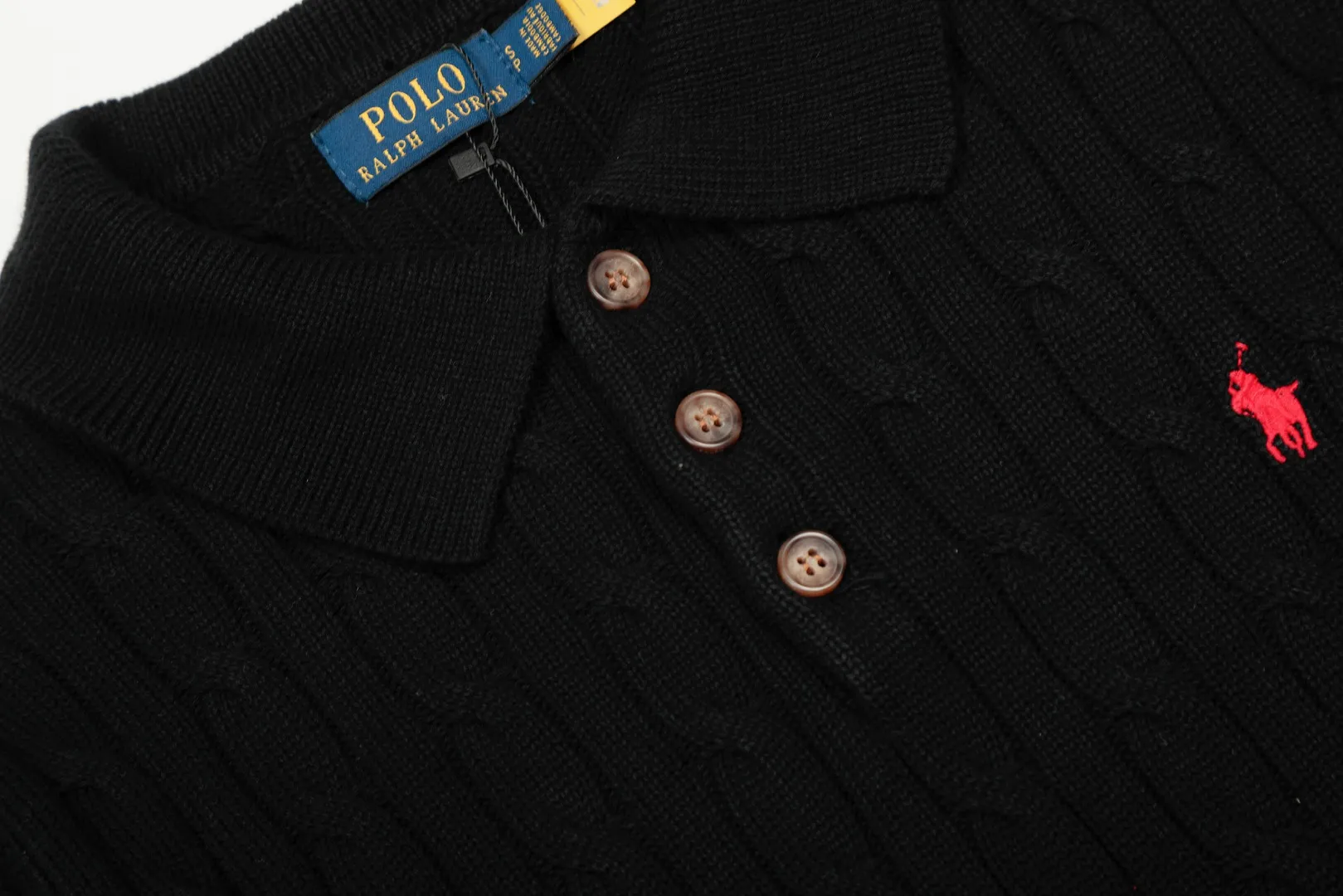 P250 Top quality" Style number: DS862# (not off the shelves all year round) [Ralph Lauren autumn and winter solid color pony embroidery logo knitted POLO lapel sweater] ✅Ralph Lauren Ralph Lauren classic basic lapel POLO same style knitted autumn and winter sweater for men and women ✅Main supplier platform live broadcast Wholesale entity Replenish when out of stock Not off the shelf ✅ZP quality 1:1 version Scan the code to enter the GF website Counter quality ✅Details and quality The only one in Guangzhou Imported high-quality cotton yarn, focusing on high-end, cost-effective, good quality needless to say ✅The version is restored to the original order, the maximum size can be worn up to 190 pounds, loose, comfortable and stress-free ✅The upper body is simple and easy to match, a must-have for men ootd, good-looking clothes are never picky, a must-have recommendation for couples' wardrobes Size: S-XL Color: Black White Gray Khaki Navy Blue White Label Navy Blue Red Label